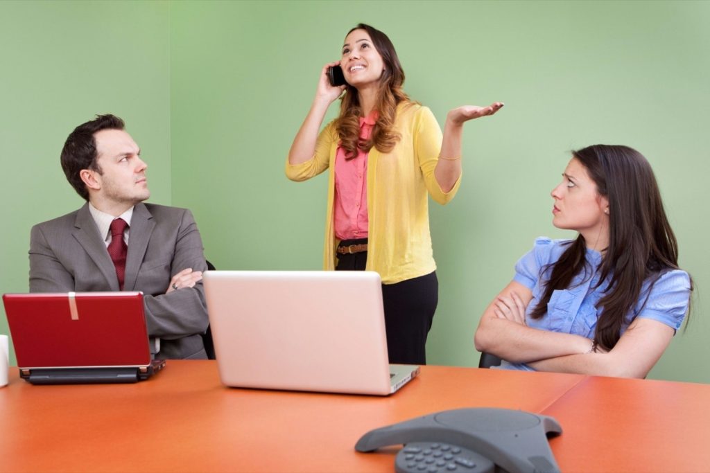 مزایا و معایب دفتر کار باز: حواس‎‌پرتی